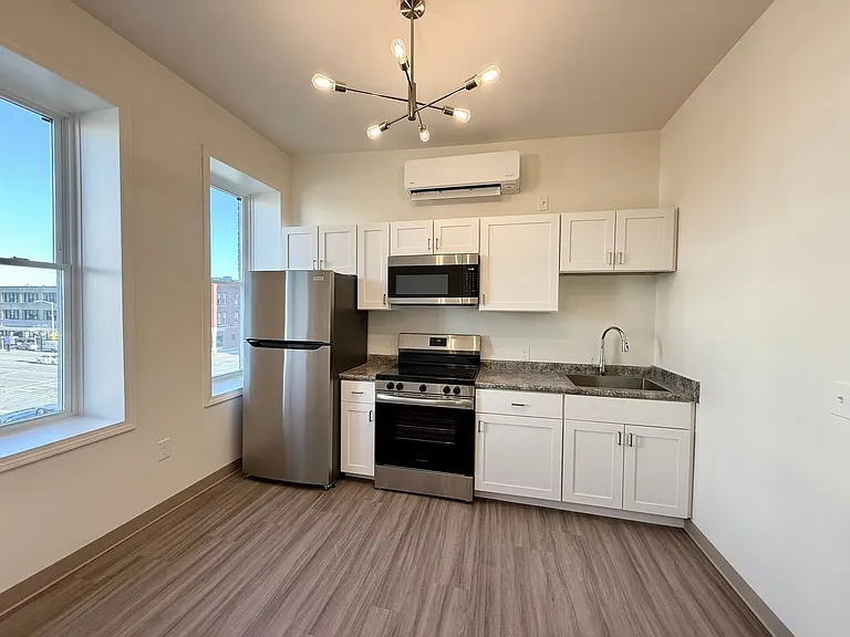 1138 Elm St — Photo 3