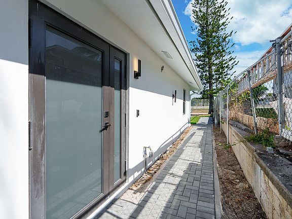 5th image of 303 De Carie Street