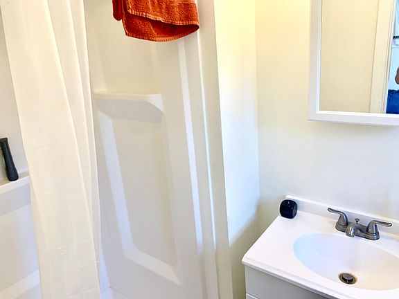 4th image of 186 Waterman St #14