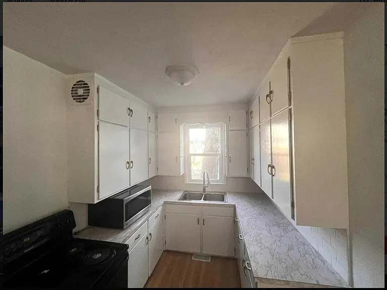 1121 Valley St — Photo 1