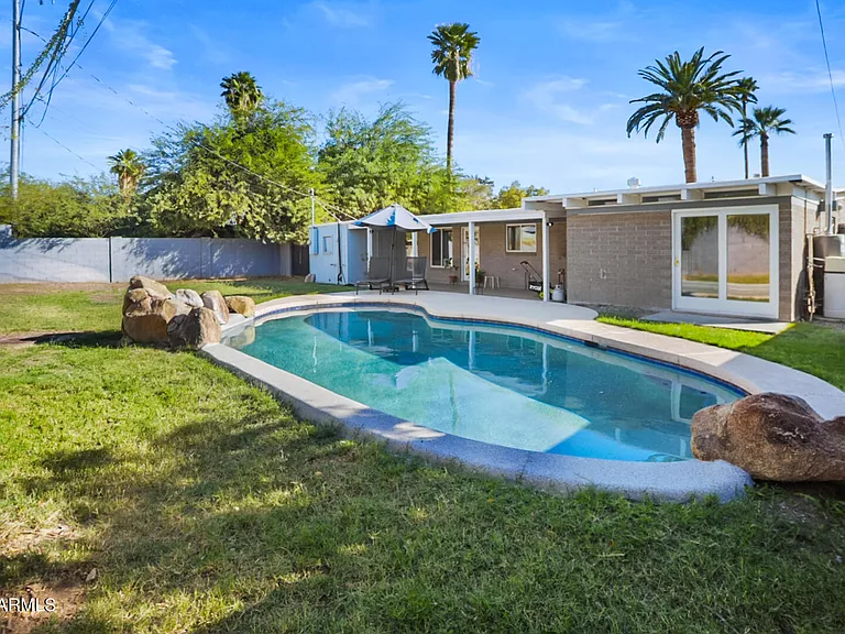 1504 E Rancho Dr — Photo 10