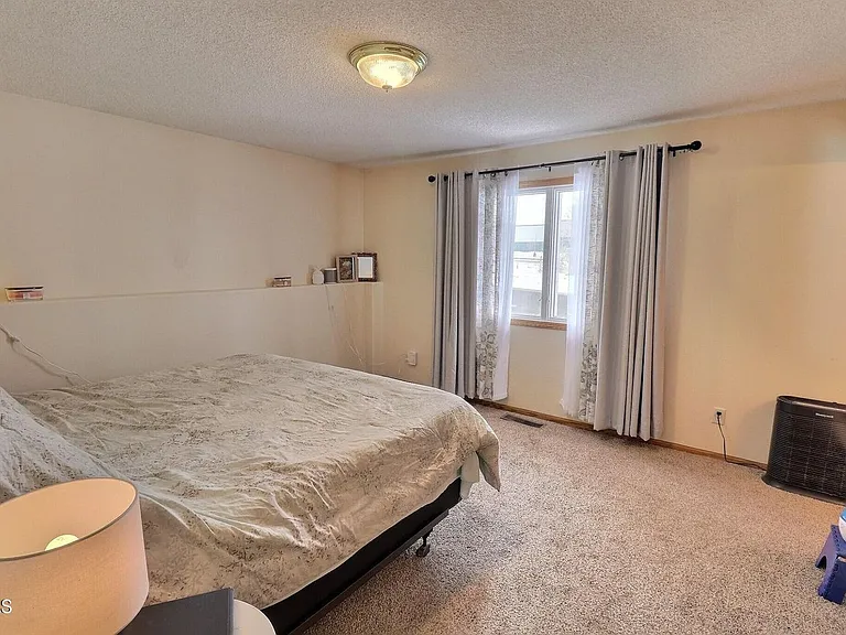 832 Lambton Ave — Photo 6