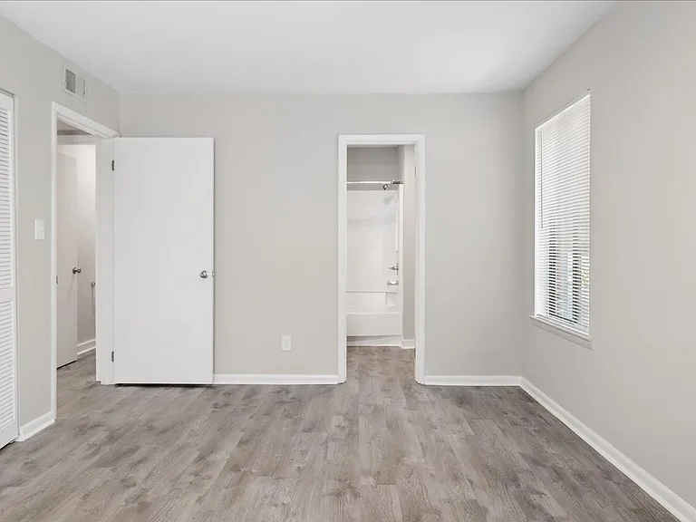 Orleans Apartments — Photo 35