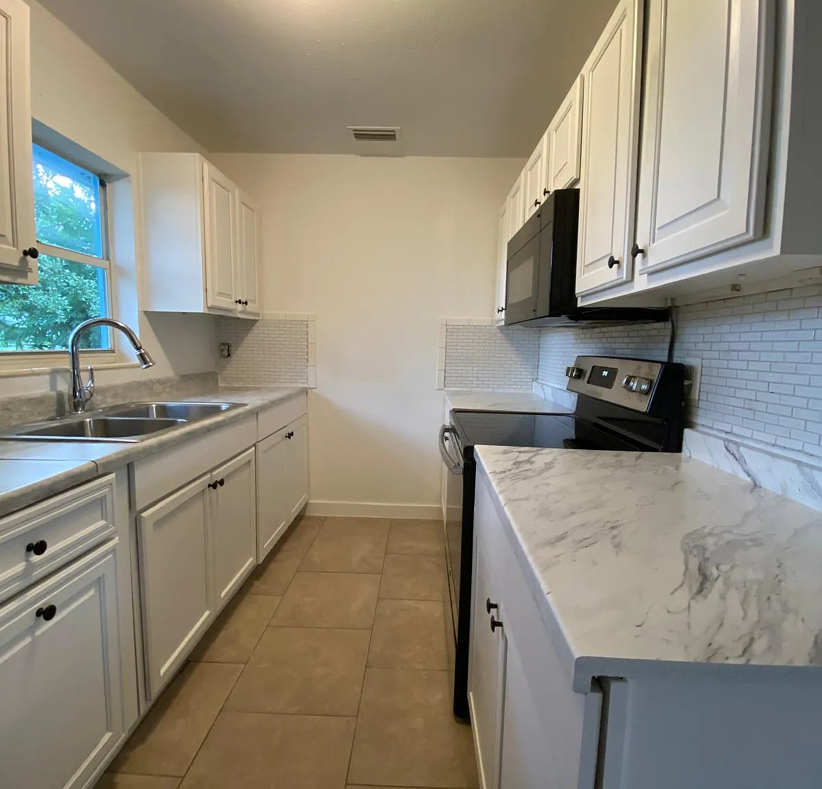 3 bed, 840 sqft, $1,570 — Photo 3