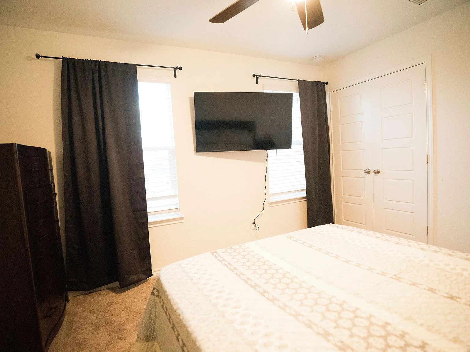 4 bed, 2.5 bath, 2556 sqft, $810 — Photo 1
