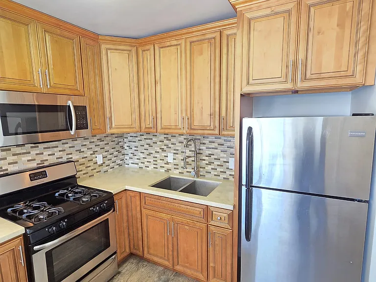 2518 W 5th st — Photo 5
