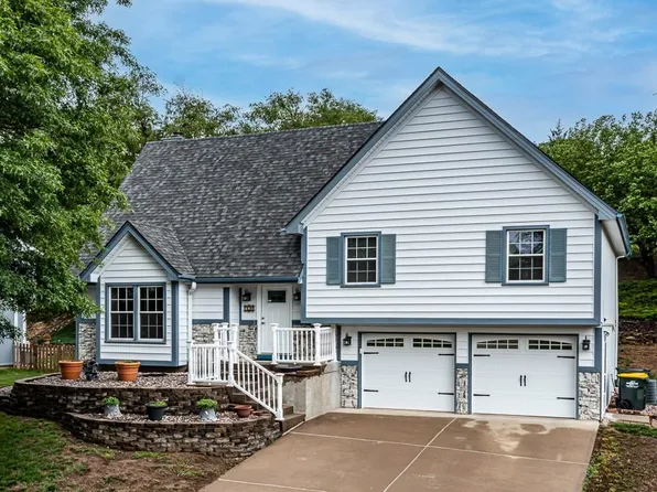 820 S Valley Dr, Lansing, KS 66043