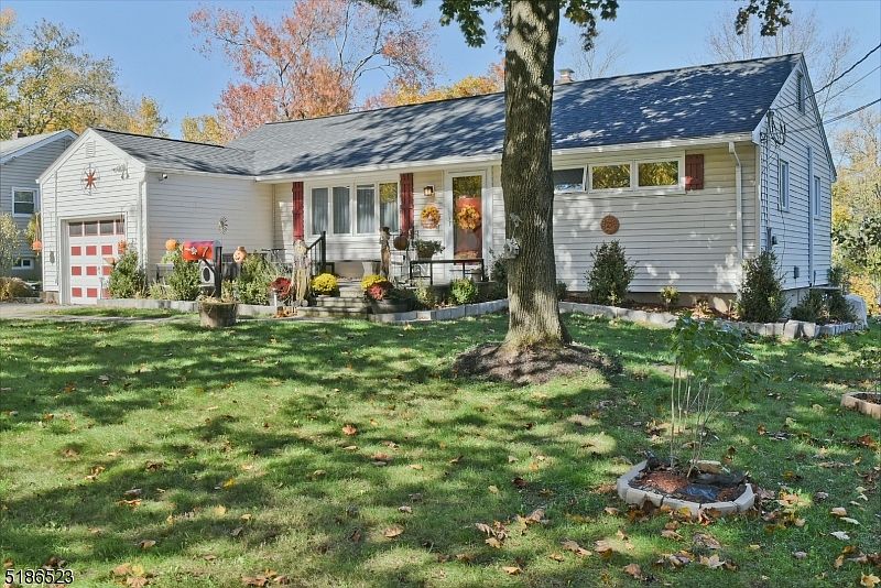 1st image of 7 Rosewood Dr