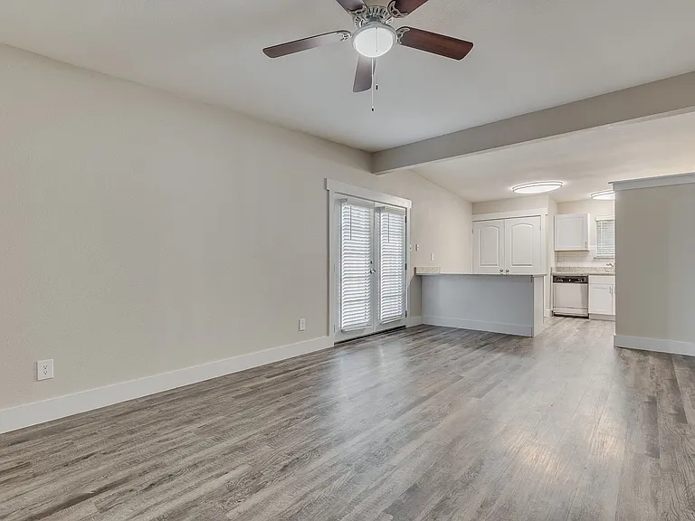 Oak Street Flats: Ranch Style Fully Remodeled Come Check Us Out — Photo 17