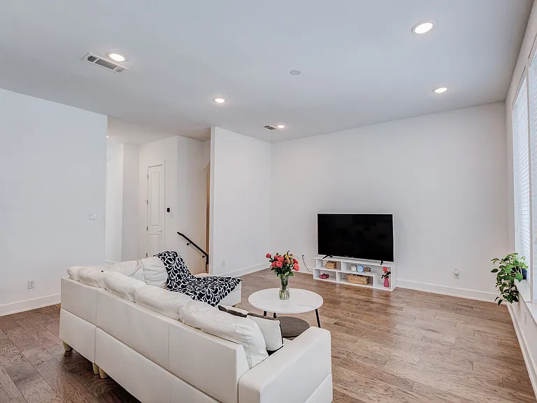 114 E Chester Ct — Photo 12