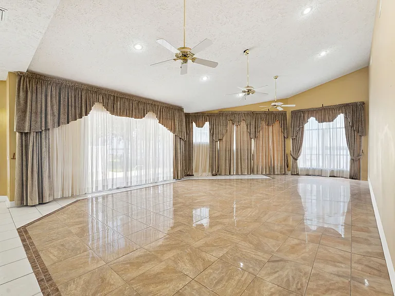 111 Florida Ave — Photo 36