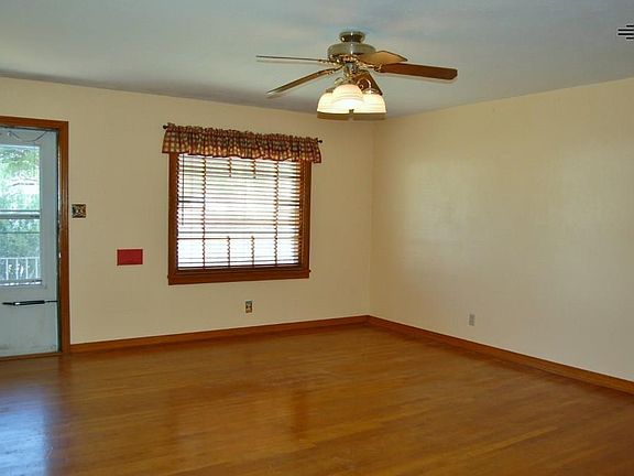 3rd image of 1019 W University Dr