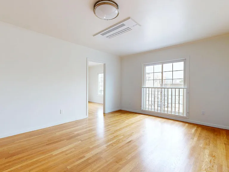 2337 Judah St — Photo 1