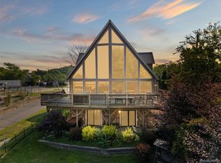 1907 Riverside Dr, Port Huron, MI 48060