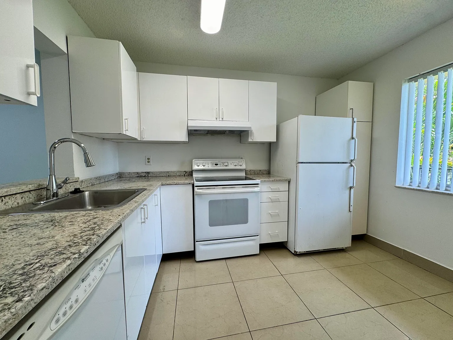 2 bed, 2.0 bath, 1040 sqft, $1,950 — Photo 3