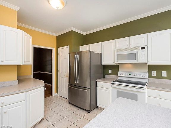4th image of 17 Holly Springs Ln