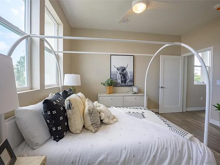 1316 E Grand Ave #201 — Photo 42