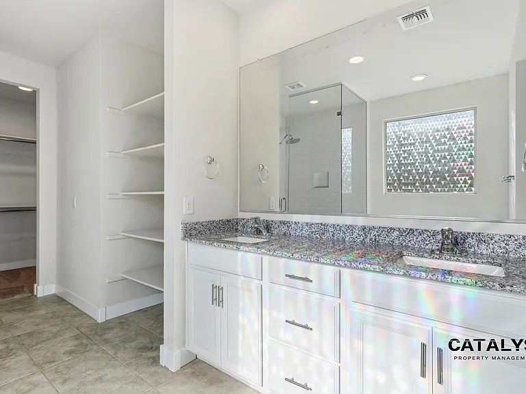 6926 W Winston Dr — Photo 4