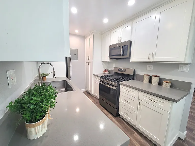 Marquis Apartments — Photo 10