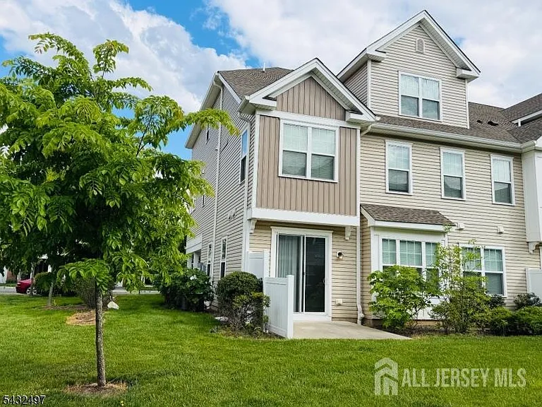 810 Greenland Sq — Photo 1