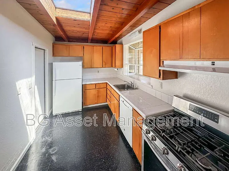 1526 Visalia Ave — Photo 10