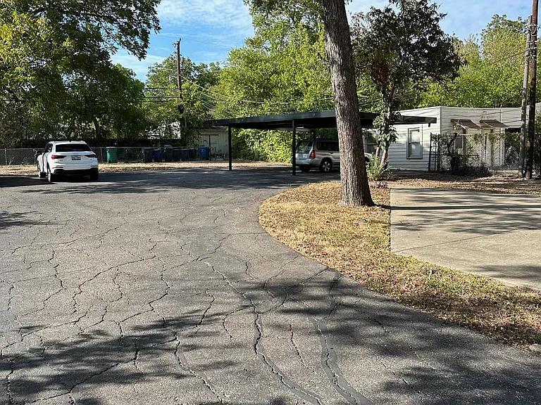 414 W Kings Hwy #4 — Photo 3