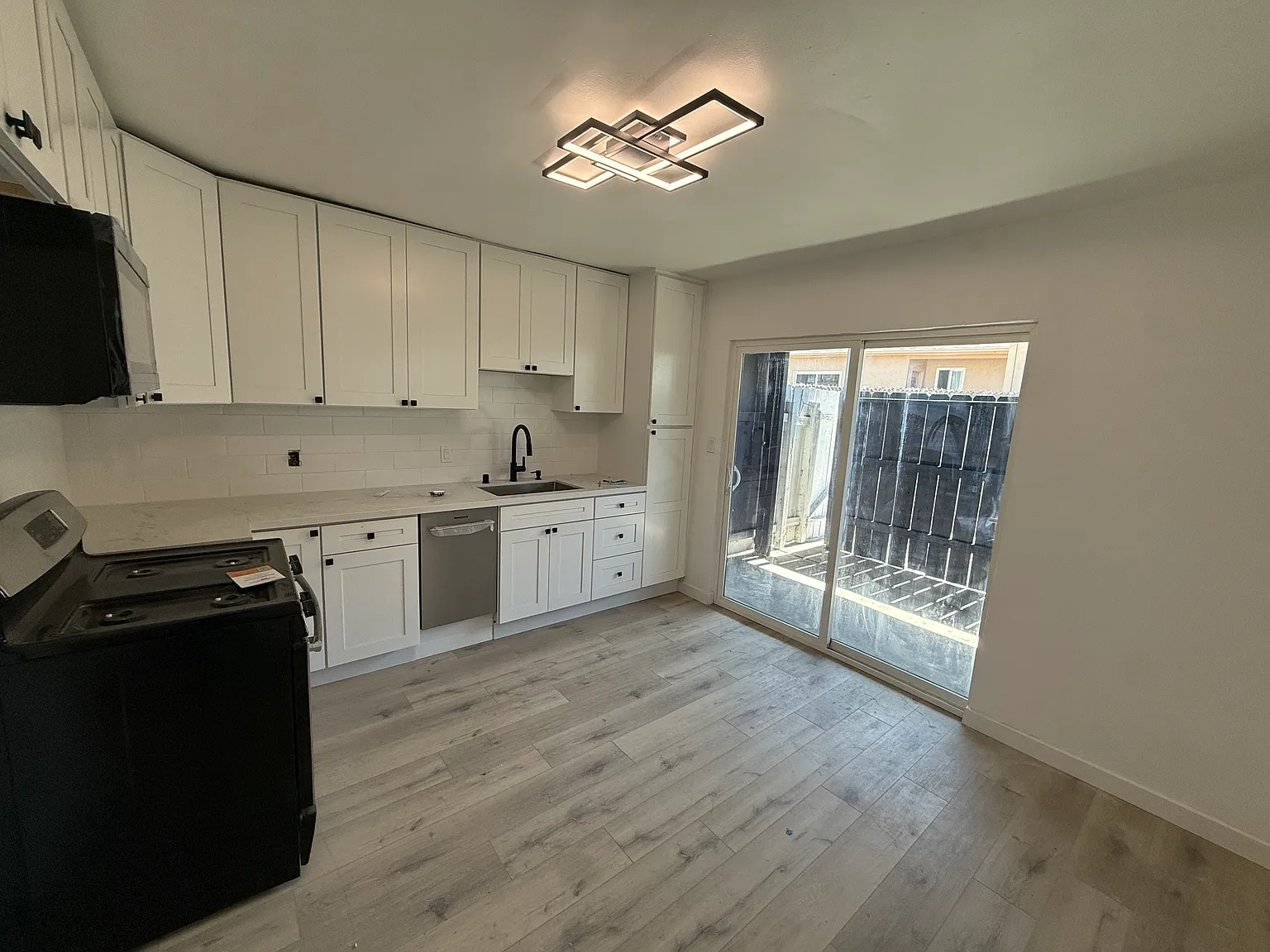 2 bed, 750 sqft, $2,500 — Photo 2