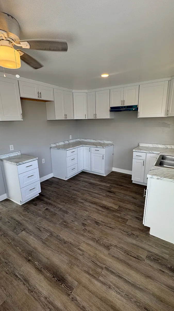 Building Photo - 740 W 21st St #3