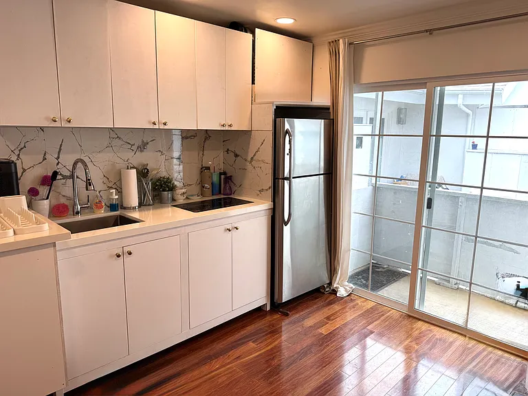 467 Levering Ave — Photo 13