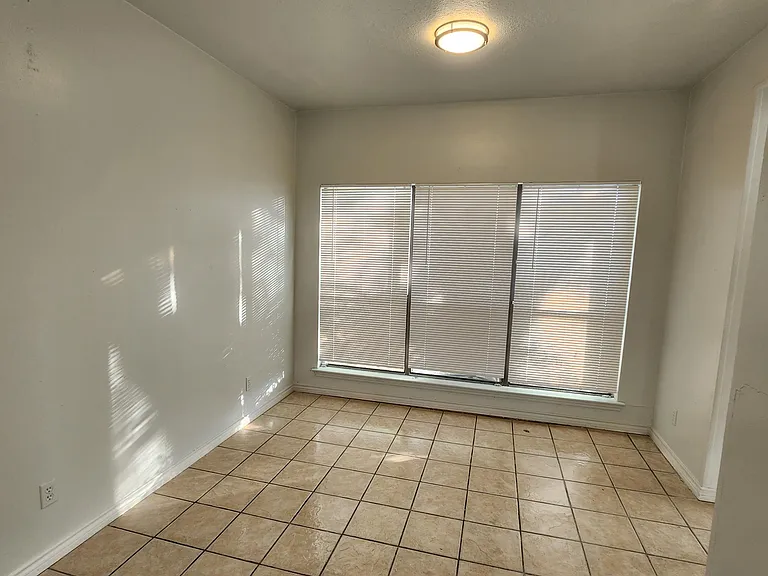 429 Benjamin St — Photo 11