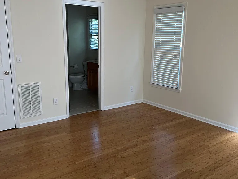 208 Old Barn Ln — Photo 1