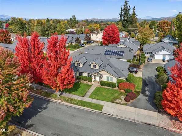 1371 SW Eclipse Ln, Grants Pass, OR 97527