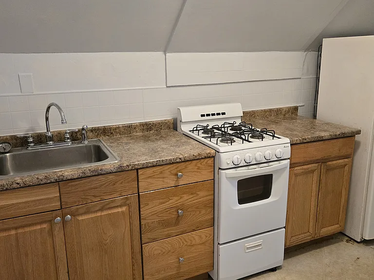 252 Woodford St #6 — Photo 5