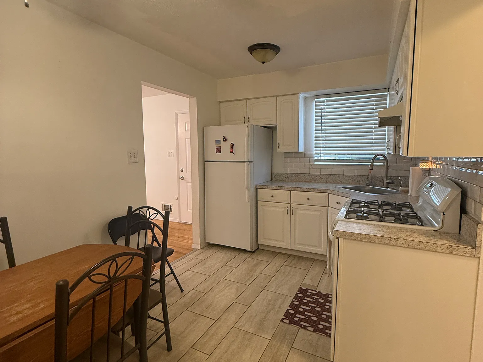 1 bed, 700 sqft, $1,800 — Photo 4