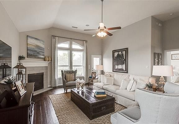 4th image of 801 Dogwood Trl
