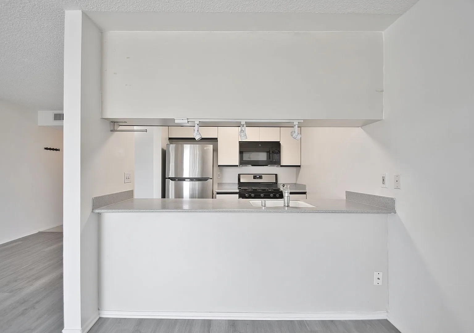 Bright 1 Bedroom Condo - 1 Block to Hermosa Beach — Photo 4