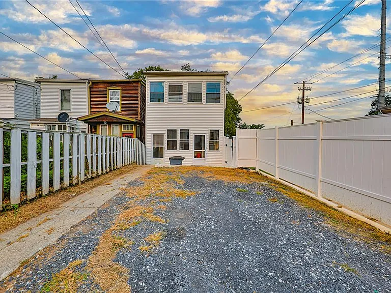 250 S 13th St — Photo 36