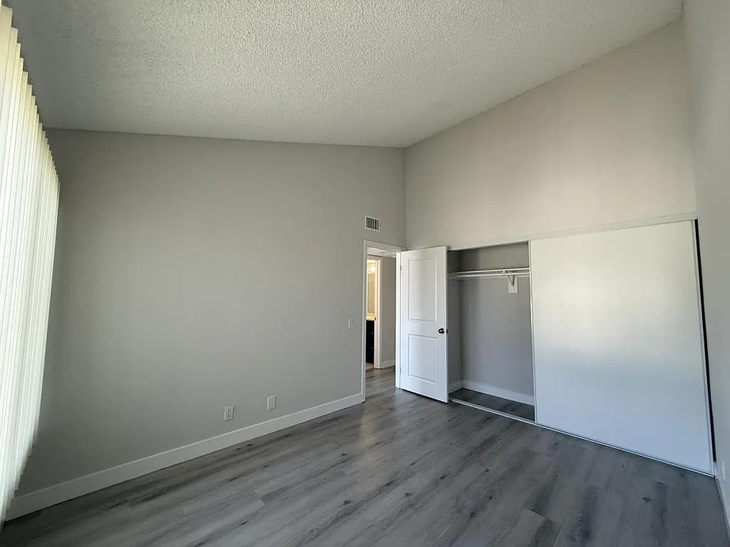 110 N Richmont Dr — Photo 3