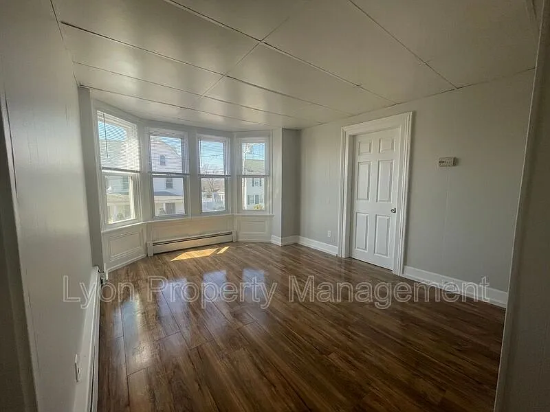 3 bed, 1.0 bath, 1000 sqft, $2,100 — Photo 2