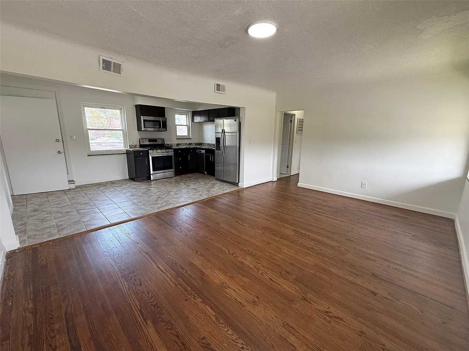 2 bed, 1.0 bath, 900 sqft, $1,300 — Photo 2
