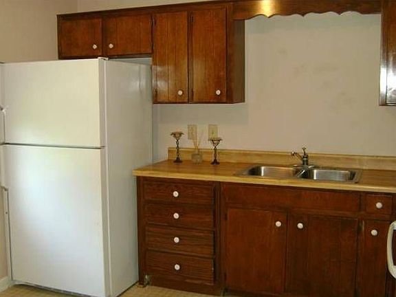 Kitchen with all applianc