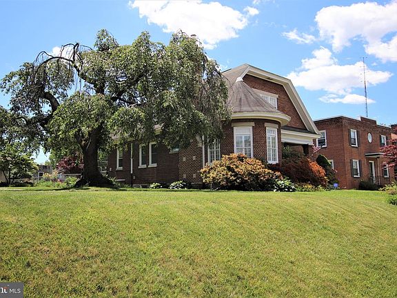 3rd image of 834 Potomac Ave