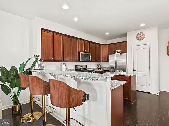 5th image of 4811 Hicks Dr
