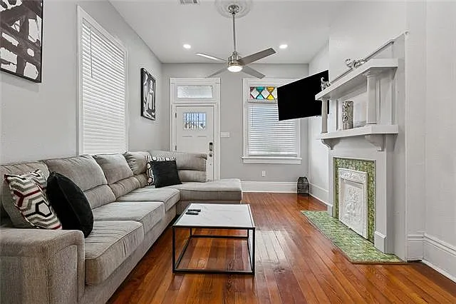 2418 Valence St — Photo 2