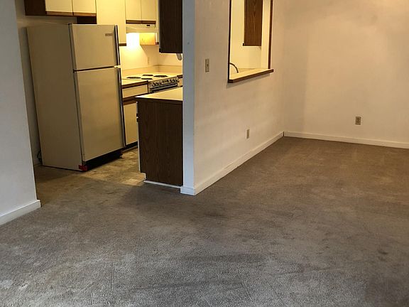 4th image of 832 Harrington Ave APT 2