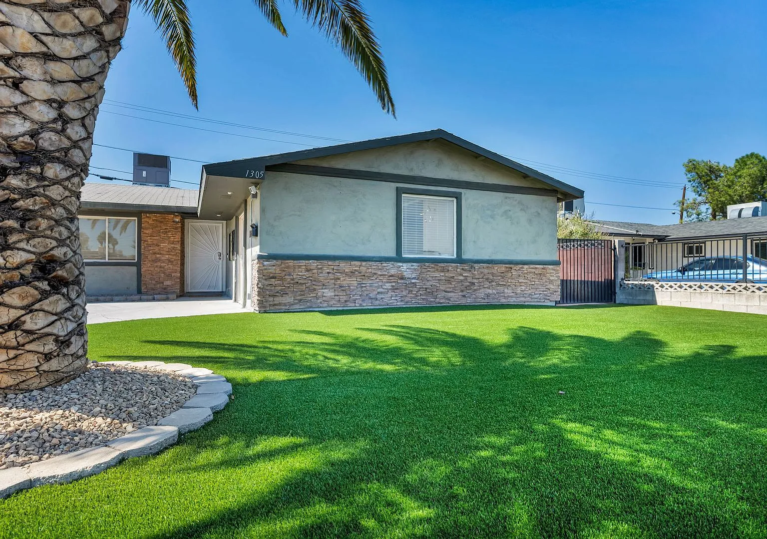Spacious Furnished 5 Bed / 2 Bath Single Family Home with Private Pool in Las Vegas — Photo 1