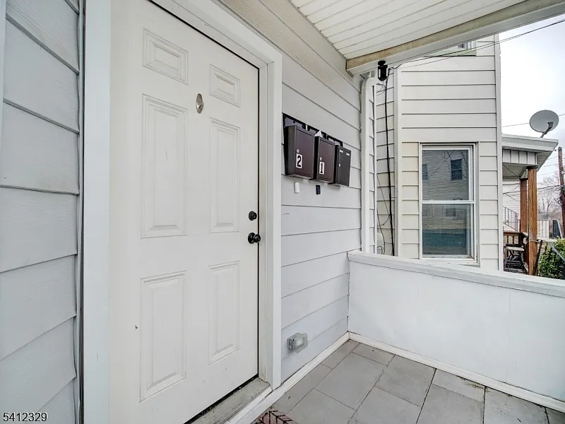 3 bed, 1.0 bath, 800 sqft, $2,350 — Photo 3
