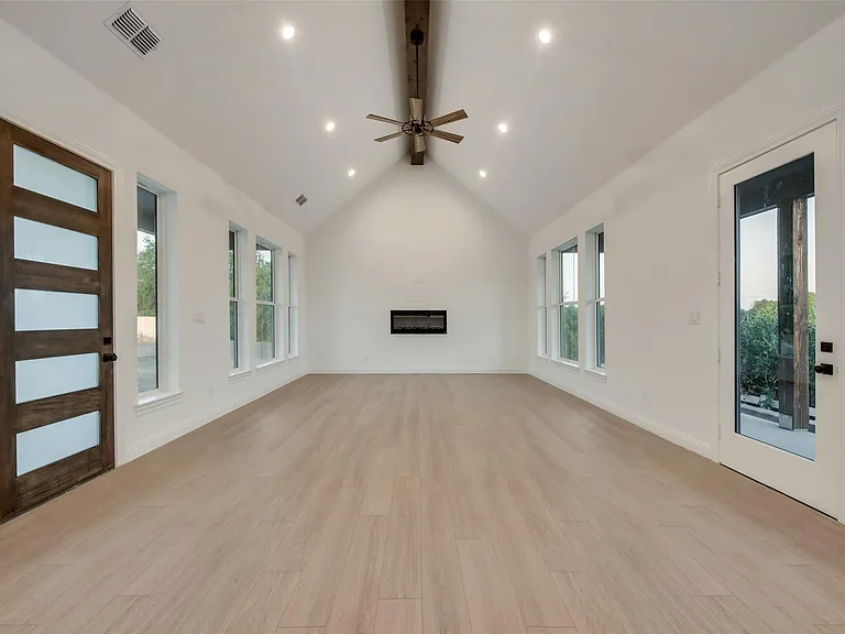 1203 Chapel Dr — Photo 7
