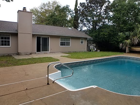 3rd image of 114 Newcastle Cir
