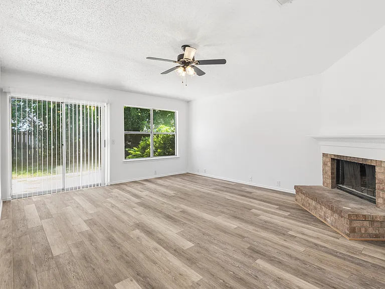 1004 Greenbend Dr — Photo 1